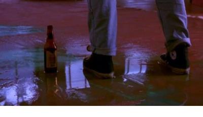 渲染下雨天伤感氛围的说说:酒对月,独舞风霜