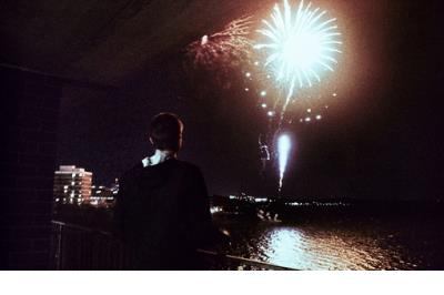 保持距离,才能保护自己,却也注定永远寂寞