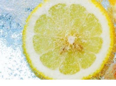 下雨天发朋友圈的心情说说:淋在雨里,看不出是泪还是水