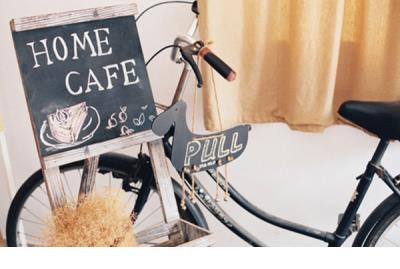 朋友圈的下雨天心情说说:端一壶酒,点一盏灯,听一场雨