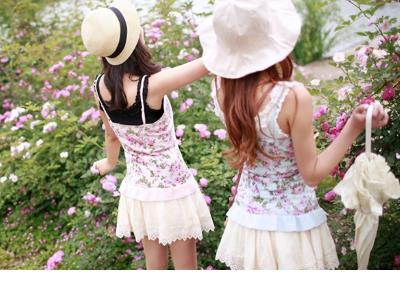 朋友圈的下雨天心情说说:端一壶酒,点一盏灯,听一场雨