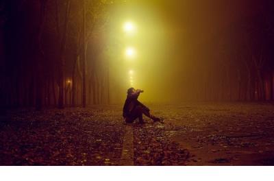 朋友圈的下雨天心情说说:端一壶酒,点一盏灯,听一场雨