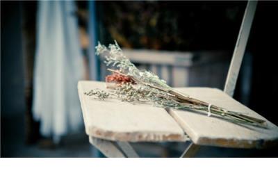 描写一个人失落的样子的段落