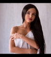 我和美女房东的那些事儿:老公在饭桌吃饭男在桌底舔