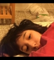 兄妹边写作业边塞东西_女人给宠物吃自己的奶