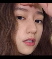 在课桌下面手伸进她的下面|双飞两个女同学