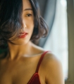 埋进腿间舌头使劲添_和闺蜜一起看A片自慰