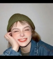 摸女孩子:父亲喂女儿小嘴吃葡萄